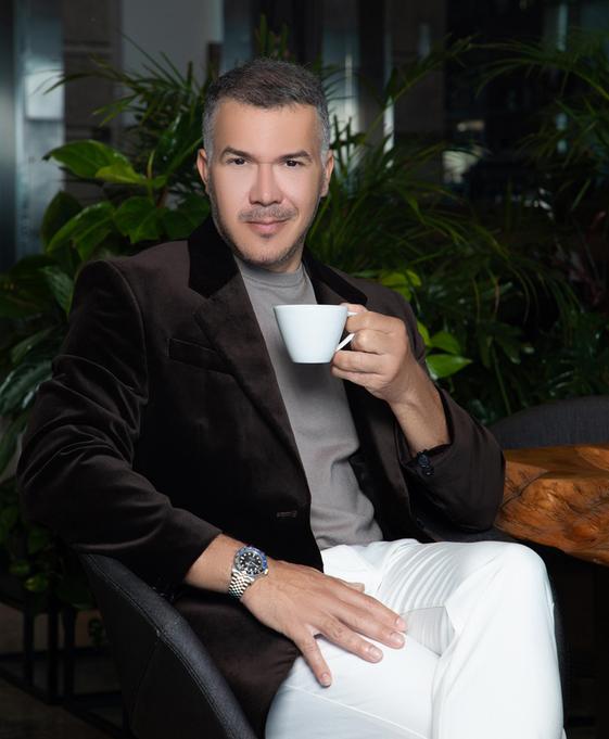 Dr. Roberto Martínez, Cirujano Plástico